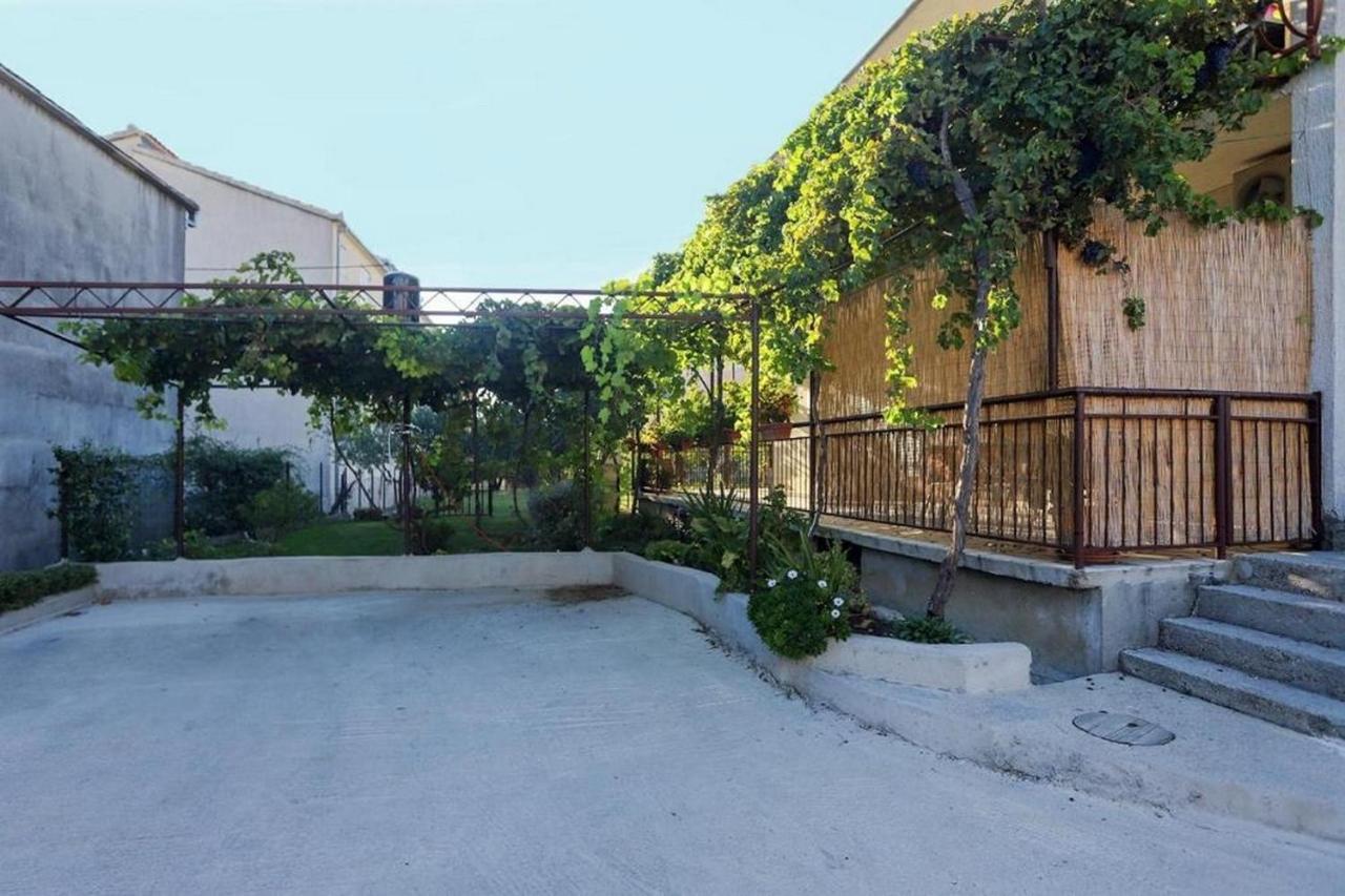 Apartments With A Parking Space Kastel Kambelovac, Kastela - 21997 Extérieur photo